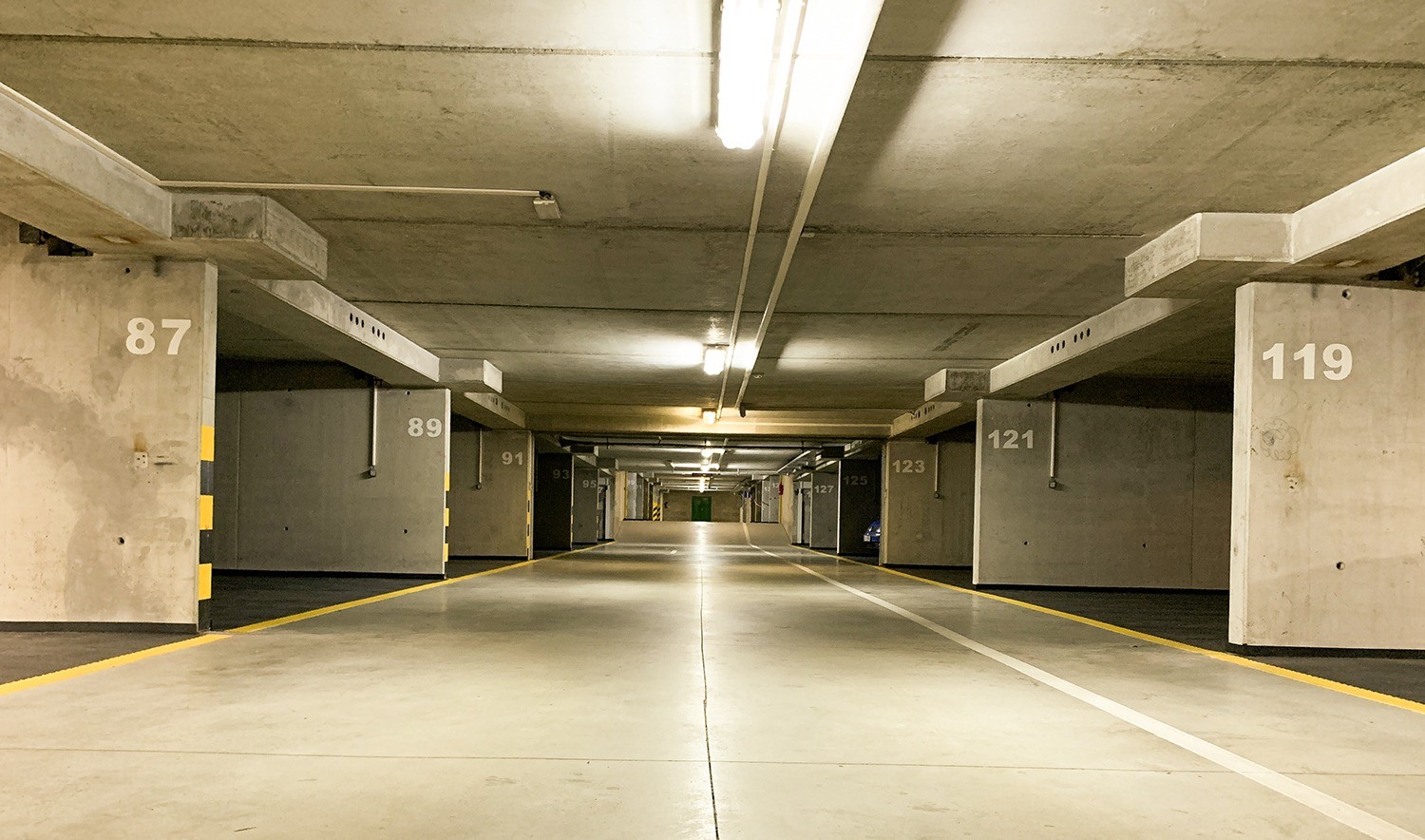 Го нападнала група во подземна гаража во Центар