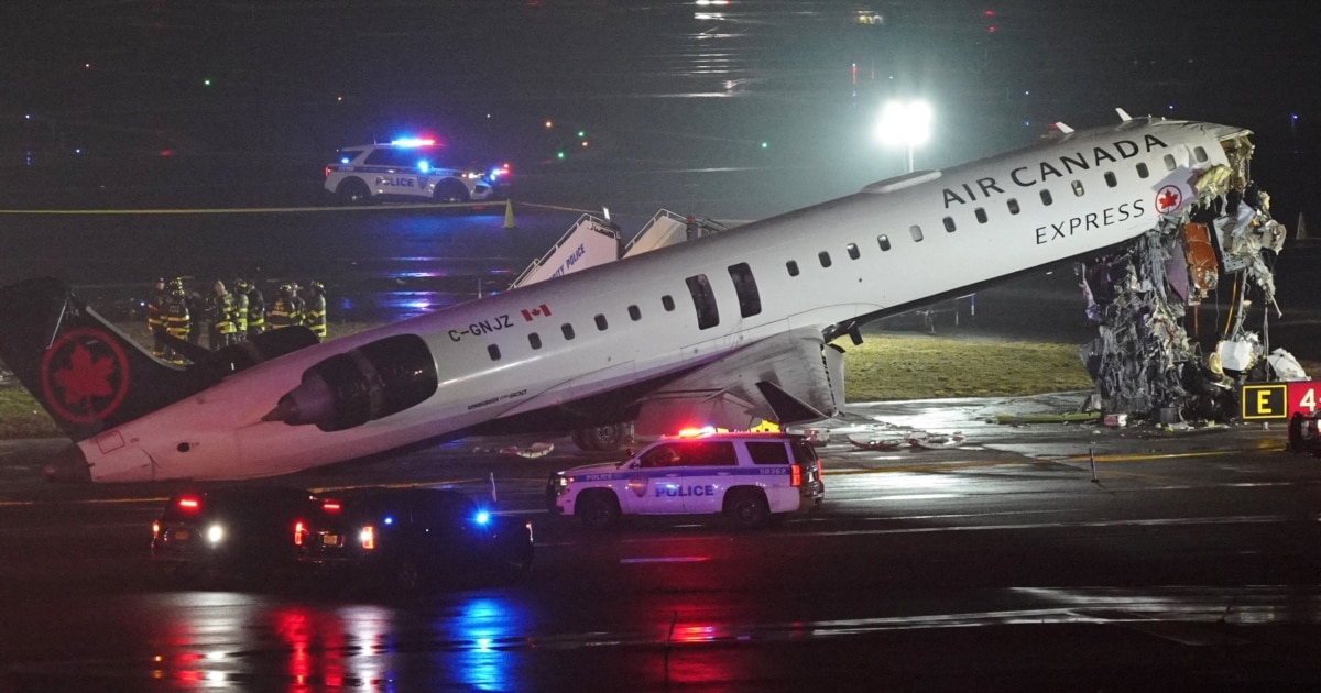 Пилот и копилот загинаа во судир на авион и возило на аеродромот во Њујорк
