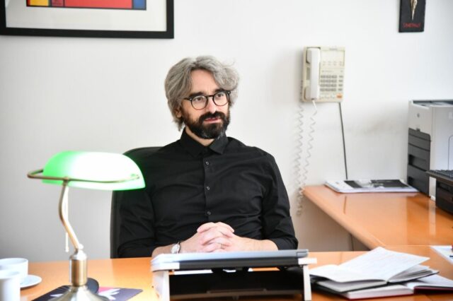 ДКСК ги „чешла“ банкарските сметки на Апасиев, лидерот на Левица порача: „Од толку владини тендераши, Антокорупциска нè најде мене и жена ми“