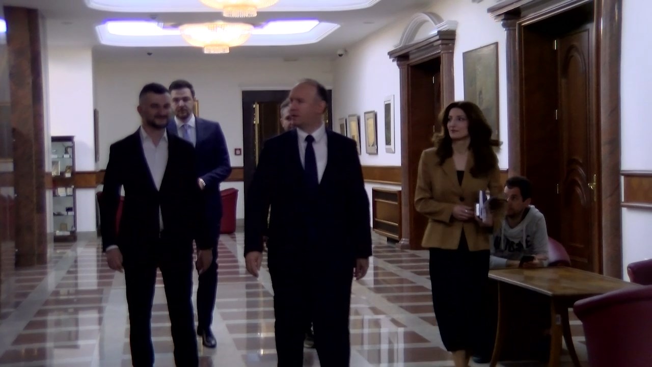 “Престројувања“ во собраниските редови