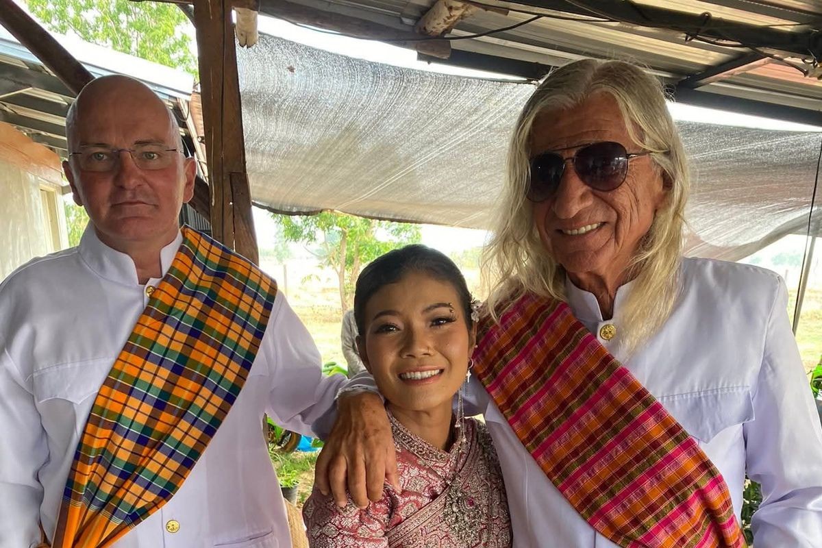 Тајланѓанка се омажи за двајца повозрасни Австриски мажи — секој ѝ плати по 28.000 евра мираз