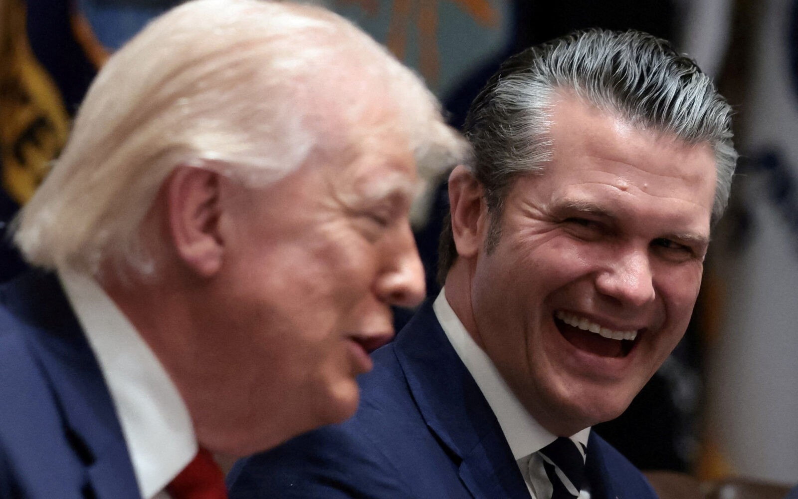 Брокерот на министерот за одбрана Хегсет сакал да инвестира во индустрија за оружје пред нападот на Иран