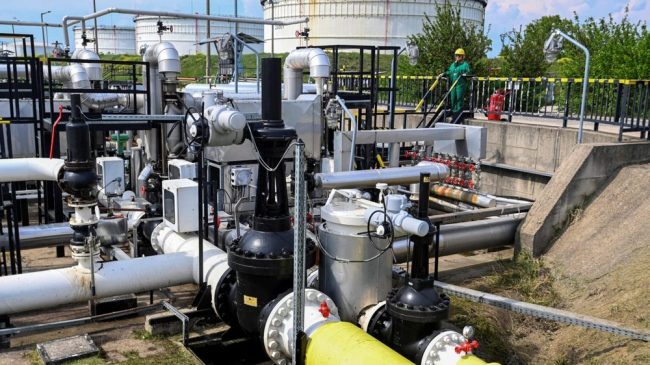 УКРАИНА ПРИФАТИ ПОМОШ ОД ЕУ ЗА ПОПРАВКА НА НАФТОВОДОТ „ДРУЖБА“ ЗА ДА ГИ СМИРИ ТЕНЗИИТЕ СО УНГАРИЈА