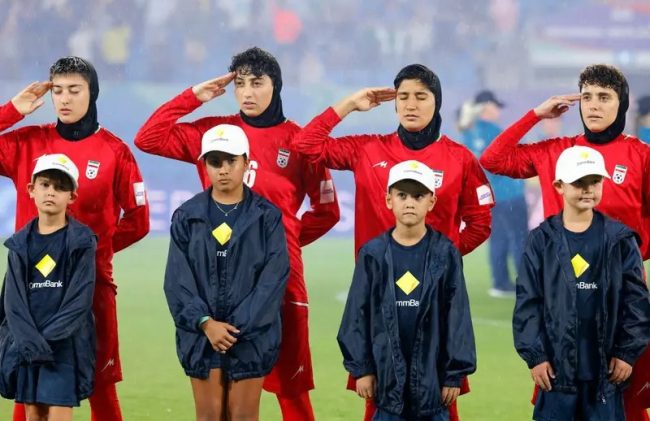 ТРАМП ЈА ПОВИКА АВСТРАЛИЈА ДА ИМ ДАДЕ АЗИЛ НА ИРАНСКИТЕ ФУДБАЛЕРКИ КОИ ОДБИЈА ДА ЈА ПЕАТ ХИМНАТА, ПЕТ СЕ ЗАСОЛНЕТИ ВО БЕЗБЕДНА КУЌА