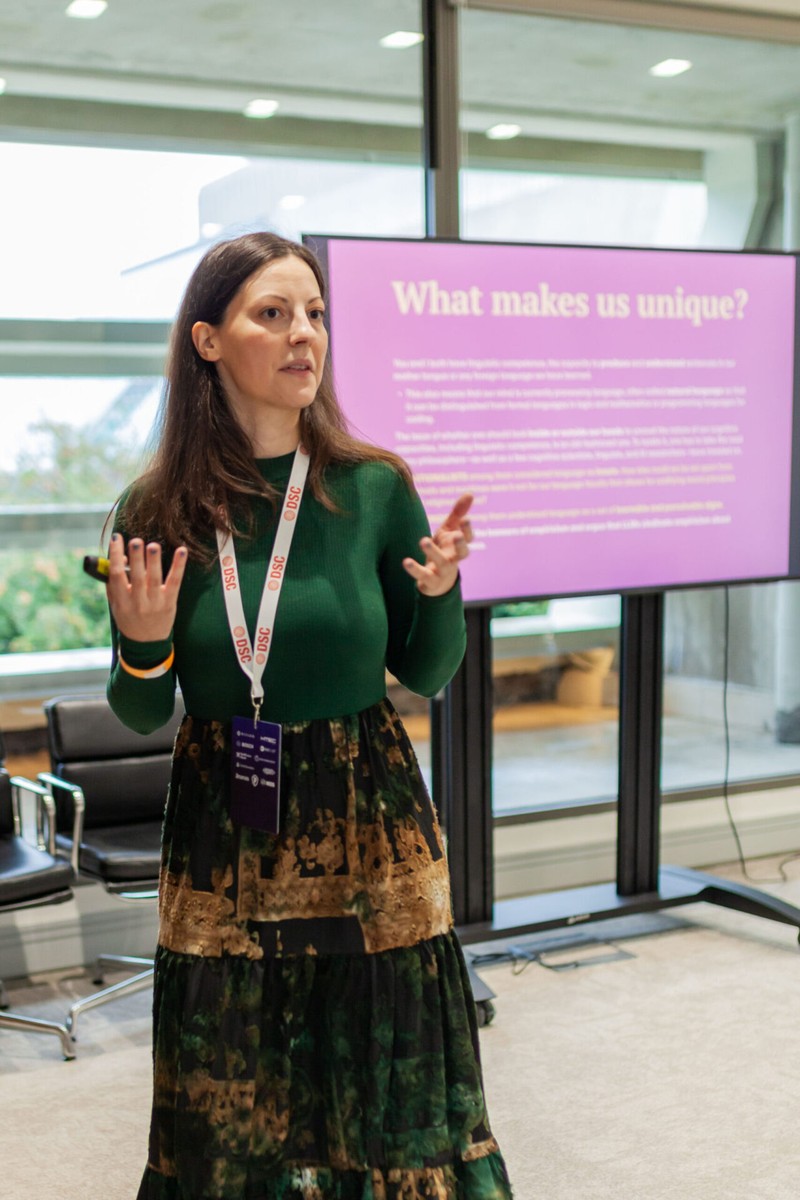 Д-р Вања Суботиќ: „AI не е ниту интелигенција, ниту е попаметна од човек. Проблемот е што ние премногу лесно ѝ веруваме“