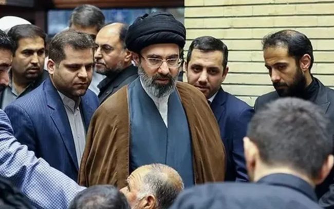 СИНОТ НА ХАМНЕИ Е ЖИВ И Е ФАВОРИТ ДА БИДЕ НОВ ВРХОВЕН ВОДАЧ НА ИРАН