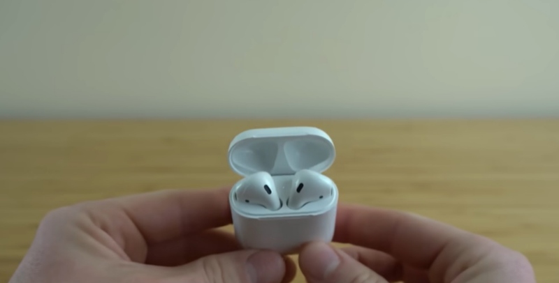 Дали знаете како правилно да ги носите слушалките „ерподс“ на „Епл“