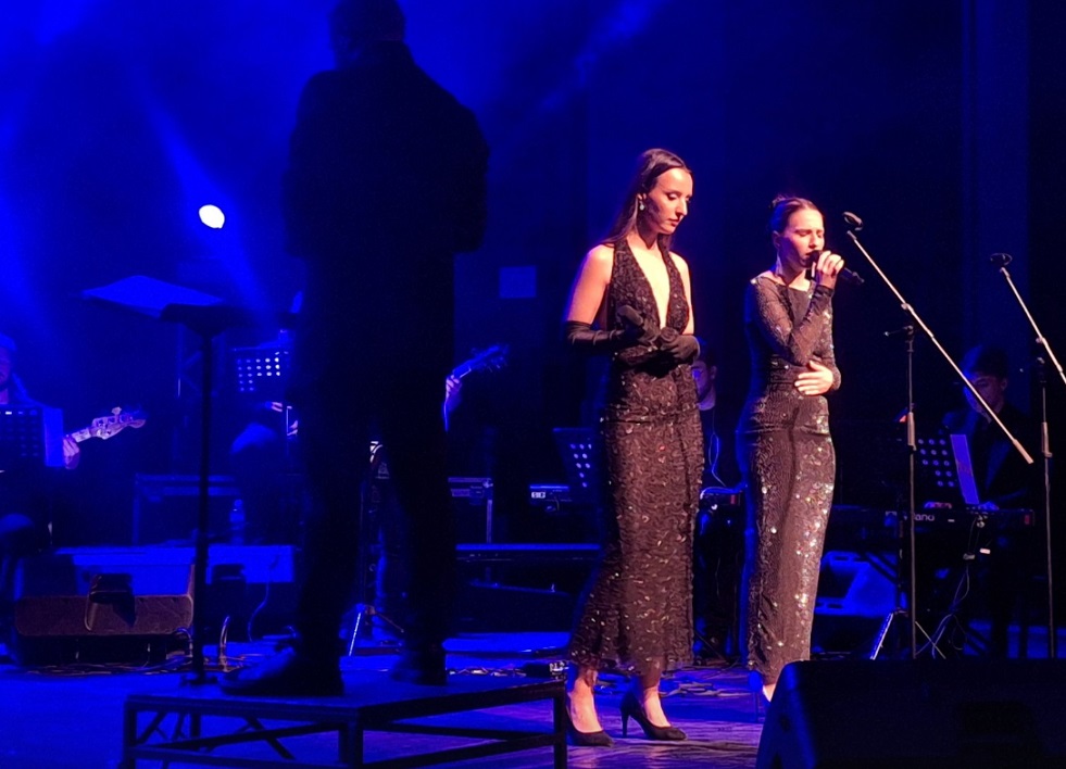 БИТОЛЧАНКИ СЕ РАСПЛАКАА НА ПЕСНИТЕ ОД ТОШЕ НА КОНЦЕРТОТ НА „БИТОЛСКИ ОРКЕСТАР ДИВА“