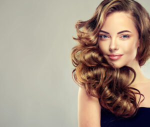 (Фото) Познатите убавици веќе го „прифатија“ овој тренд: Локните се повторно „ин“