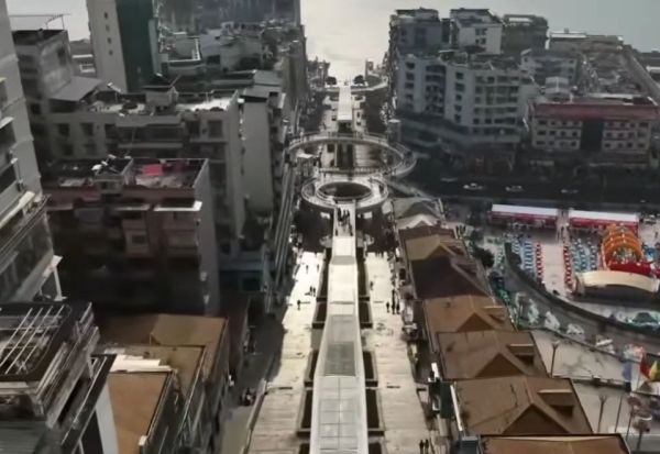 Кинезите ги изградија најдолгите подвижни скали на светот - се протегаат по планина