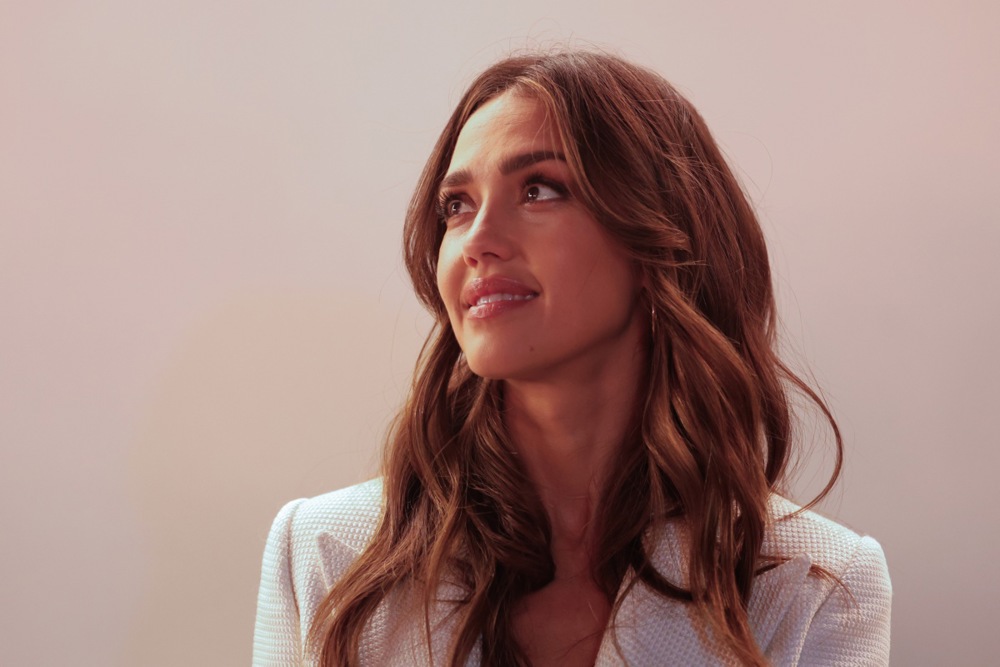 (Фото) Драстична промена во имиџот на една од најпосакуваните актерки: Лудо заљубена и никогаш поубава