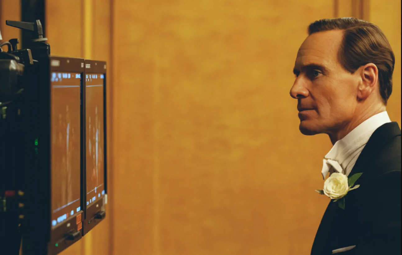 „НЕТФЛИКС“ ОБЈАВИ ФОТОГРАФИЈА ОД СНИМАЊЕТО НА СЕРИЈАТА „КЕНЕДИ“ СО ФАСБЕНДЕР