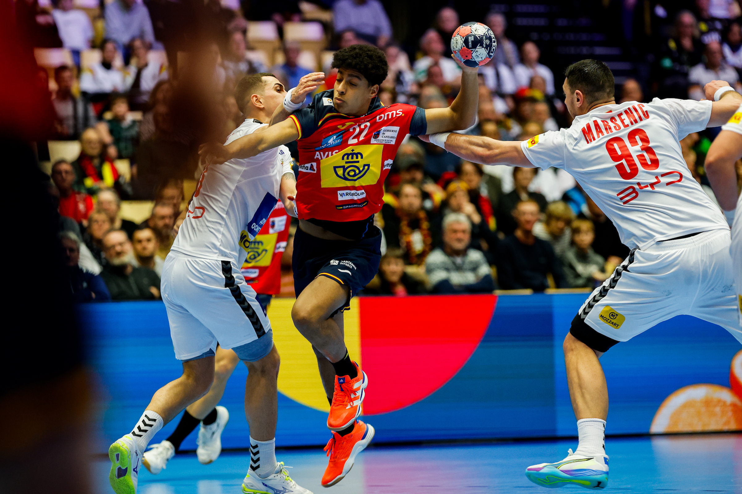 Дури десет клубови во трка за „ракометниот Ламин Јамал“