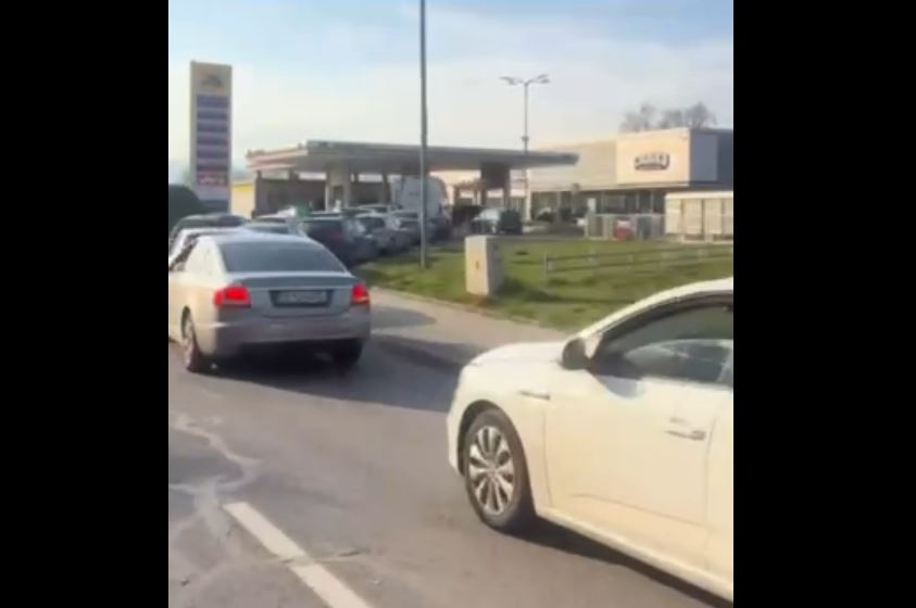 (ВИДЕО) Гужви на бензинските: Се чека Владата да го намали ДДВ-то додека земјите во регионот веќе ги замрзнаа цените