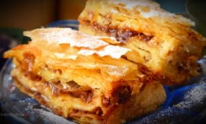 (ВИДЕО) ПИТА СО ЈАБОЛКИ, ВАНИЛА И СУВО ГРОЗЈЕ: Десерт на кој постојано ќе се враќате