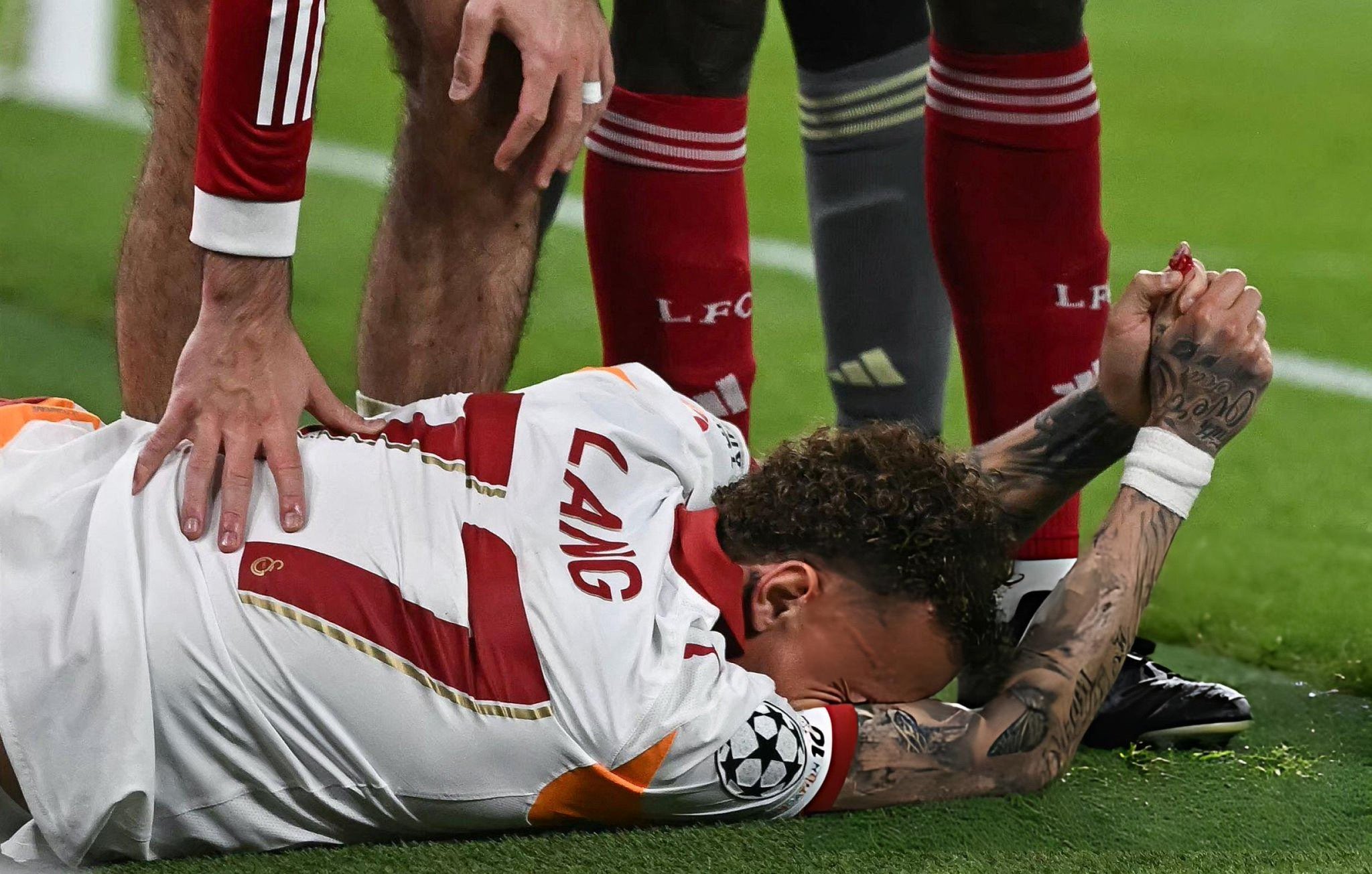 Ланг опериран откако синоќа на „Енфилд“ речиси му беше отсечен дел од палецот (Вознемирувачко фото и видео)