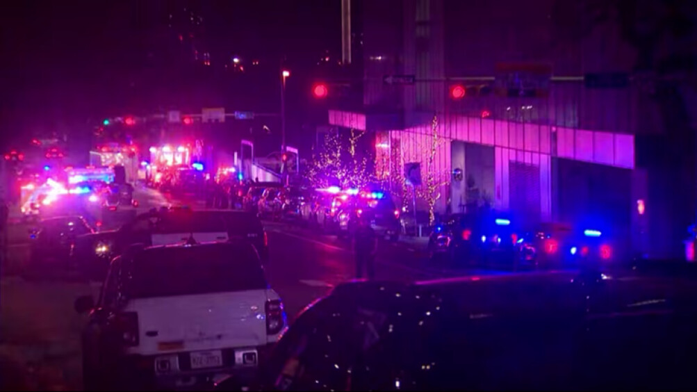 Две лица убиени, 14 ранети во пукање во Тексас, напаѓачот ликвидиран: носел маица со иранско знаме