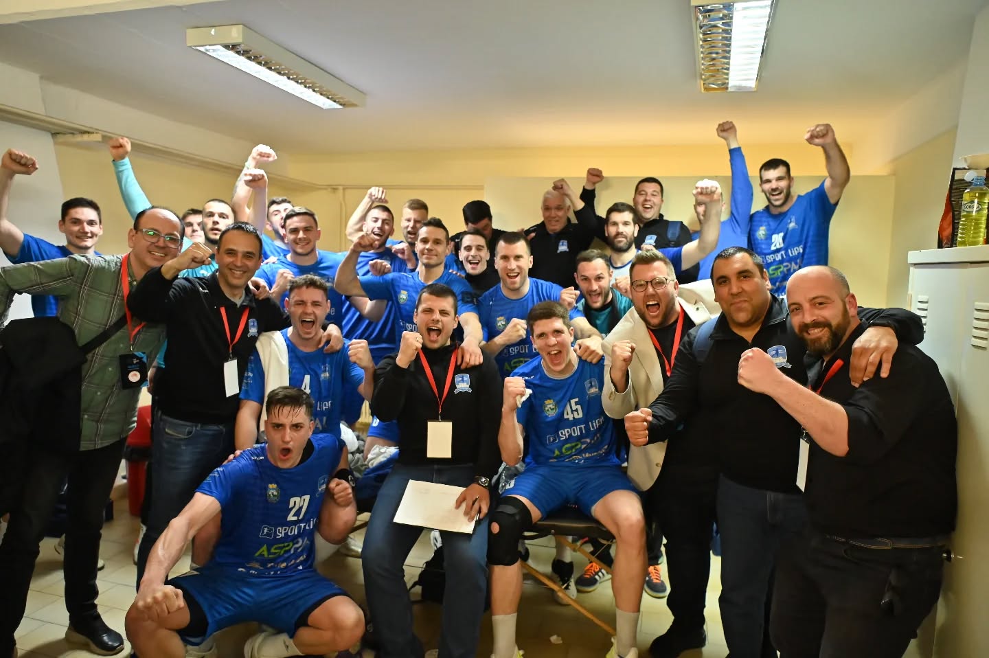 Олимпијакос на колена – победничко фото од соблекувалната на Охрид