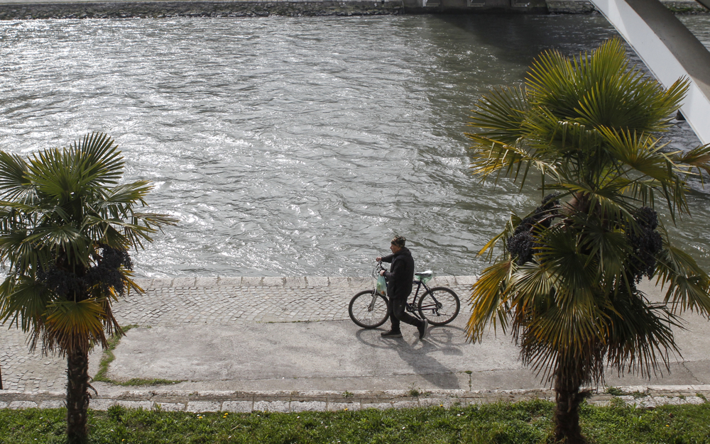 За викендот облачно со сончеви периоди, попладне со услови за повремен дожд