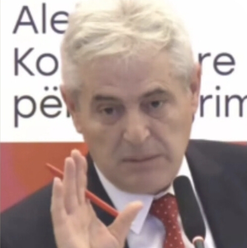 Се дестабилизира државата со одлуките на Уставен суд кој се претвора во параполитичка институција, им пишал Ахмети на странците