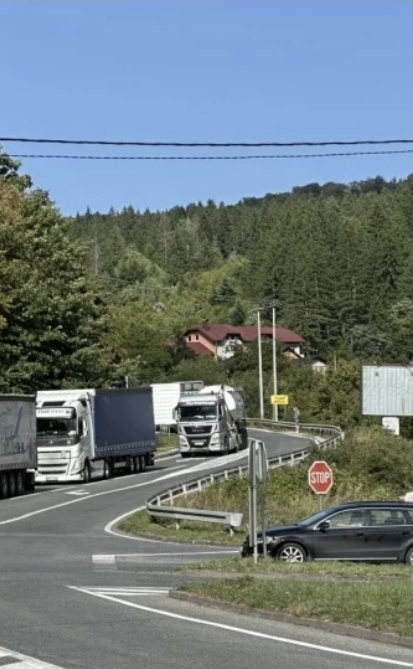 Возачи на камиони од БиХ утрово го блокираат товарниот сообраќај на неколку гранични премини во земјата