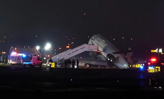 ЗАТВОРЕН АЕРОДРОМОТ „ЛАГВАРДИЈА“ ВО ЊУЈОРК ОТКАКО АВИОН СЕ СУДРИ СО ВОЗИЛО ПО СЛЕТУВАЊЕТО