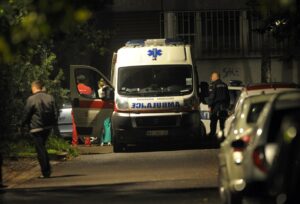 Татко го пронајде синот (17) претепан пред зграда – лекарите се борат за неговиот живот