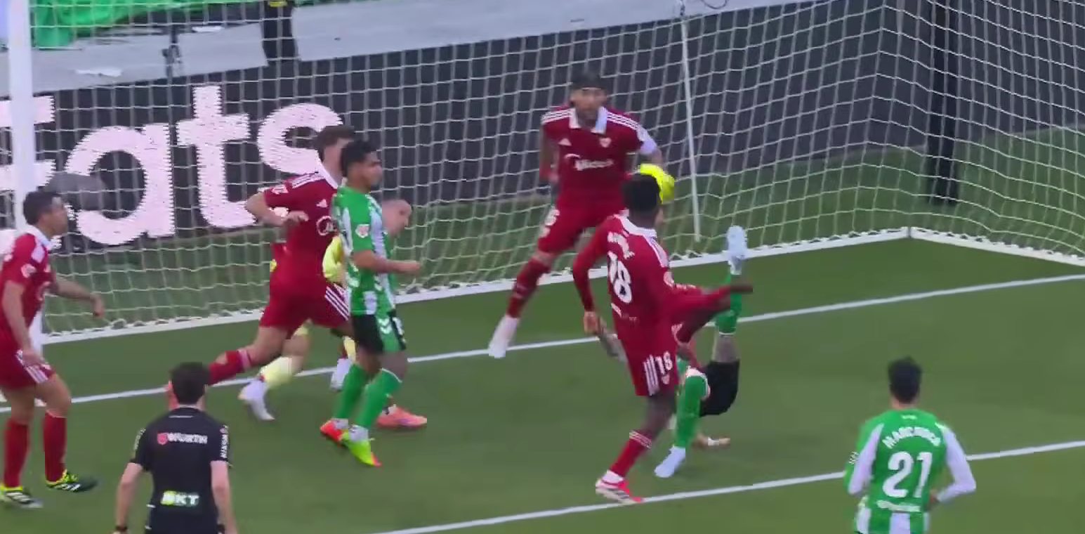 Атракција на Антони, погоди преку себе во ремито меѓу Бетис и Севиља (ВИДЕО)