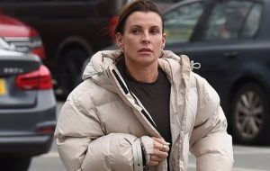 (ФОТО) Привлекла внимание – Сопругата на Руни фотографирана без венчалниот прстен откако тој бил виден со две непознати жени