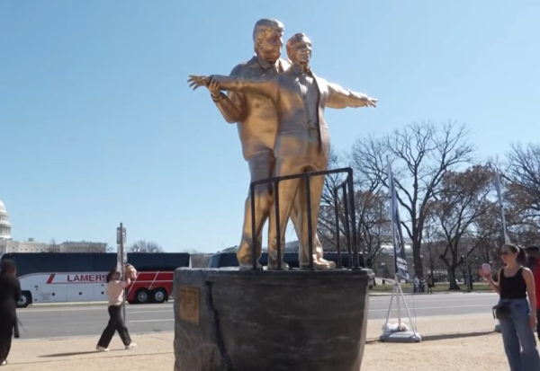 Во Вашингтон поставен провокативен споменик – Трамп и Епстин во култната сцена од „Титаник“