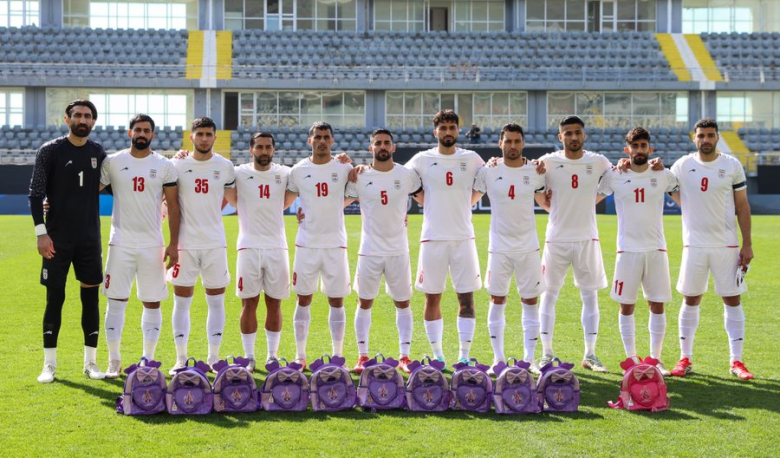 Фудбалерите на Иран одадоа почит на 165 убиени девојчиња