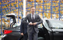 Унгарскиот министер за надворешни работи, Сијарто призна дека му се јавува на рускиот колега Лавров за време на состаноци на ЕУ