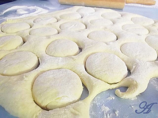 Меки како душа: Печени крофни со јогурт кои секогаш успеваат