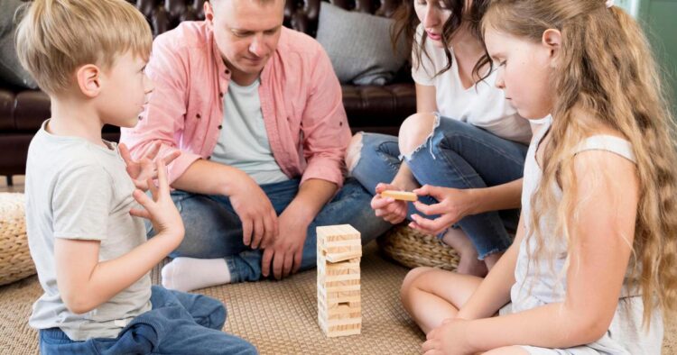 Треба ли родителите понекогаш да ги пуштат децата да победат во игра?