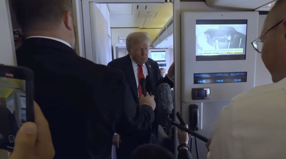 (Видео) Инцидент на аеродром во САД: Дрон го прекина сообраќајот во Палм Бич додека полетуваше авионот на Трамп