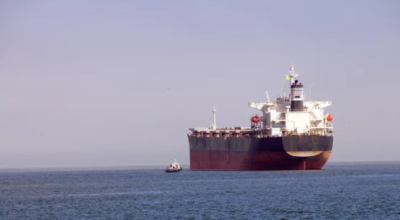 Драма во Црвеното Море: Погоден нафтен танкер, екипажот се бореше со пламените јазици