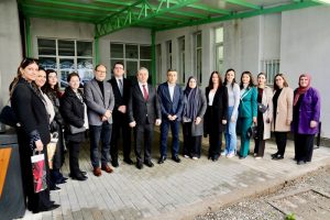 Халкбанк АД Скопје донираше инклузивна опрема, училница на отворено и го уреди училишниот двор на ООУ „Имри Елези“ во Чаир