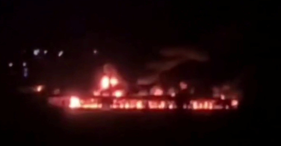 (Видео) Украински дронови погодија клучно руско пристаниште, гори нафтен терминал