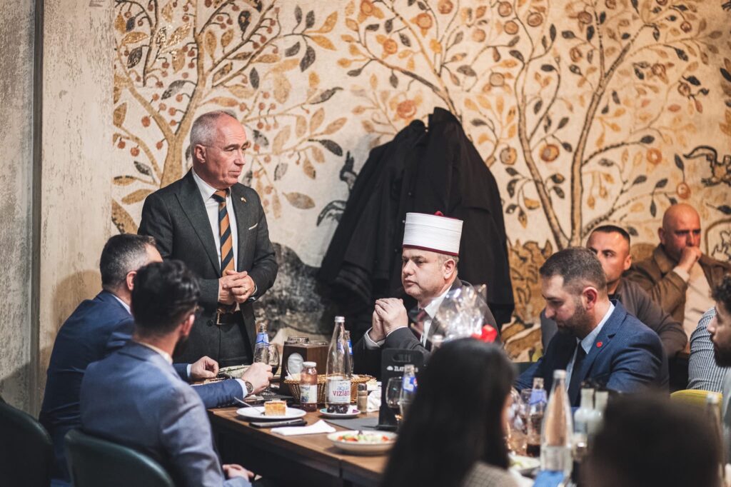 Градоначалникот на Битола организираше Ифтар вечера – кој дојде?