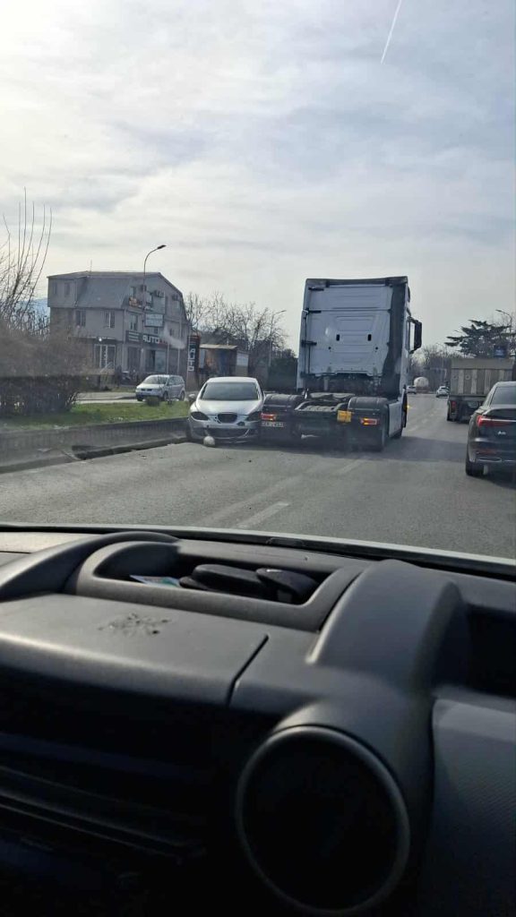 ФОТО: Сообраќајна несреќа на влезот во Скопје