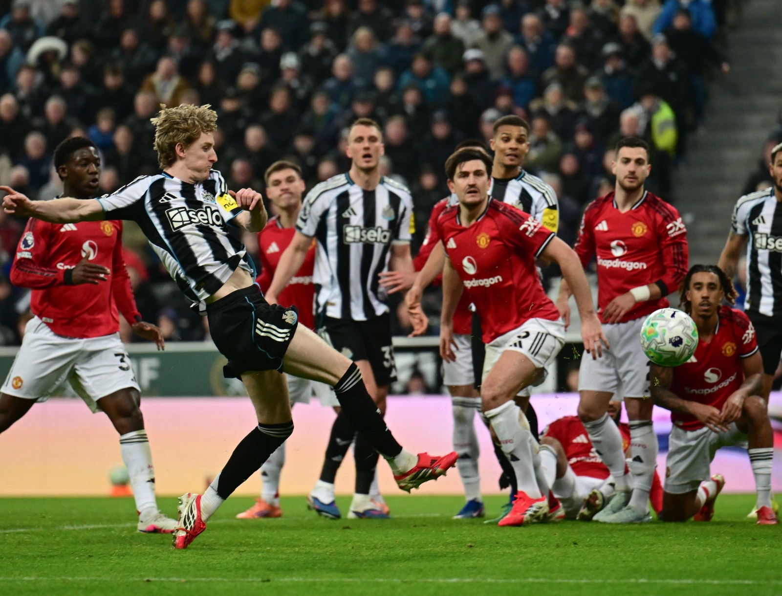 Херојска победа на Њукасл – 60 минути играше со фудбалер помалку и го победи Јунајтед (ВИДЕО)