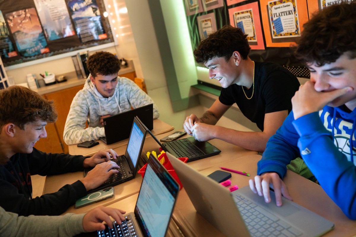 Повеќе од половина македонски средношколци пишуваат домашни со вештачка интелигенција – пропаѓа ли нашето образование?