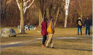 Дали вашиот партнер секогаш оди пред вас? Можеби имате проблем