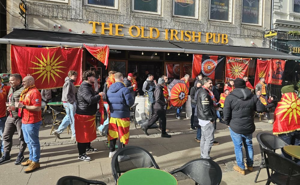 Македонците веќе го наполнија Ирскиот паб во Копенхаген – ечи навивачка песна! (ВИДЕО)