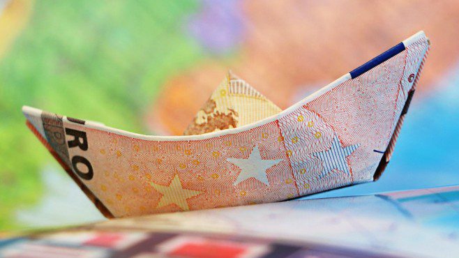 Еврото продолжува да паѓа поради енергетската криза