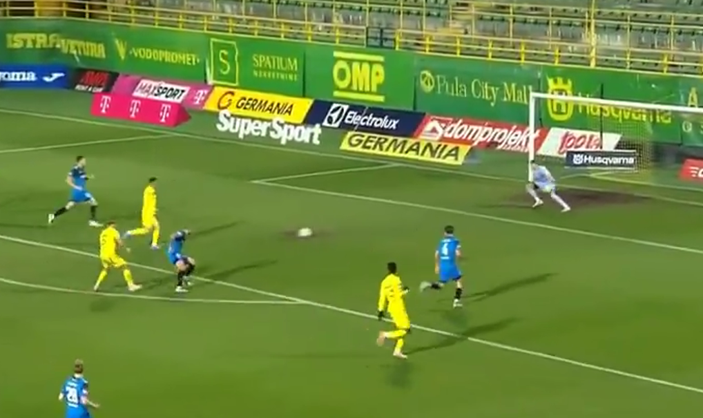 Комичен гол во Хрватска: Теренот го измами голманот на Вараждин (ВИДЕО)