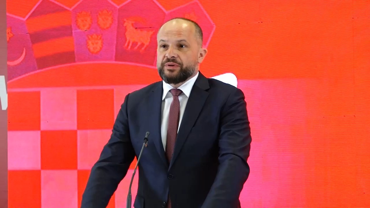 Дончиќ: ЕУ носи огромни придобивки за напредокот на државата