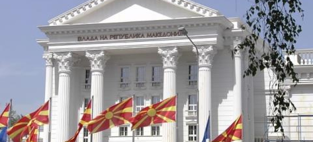 Владата со реакција: ЗНМ и СЕММ јавно да го осудат однесувањето на новинарот Адеми кон министерката Јаневска