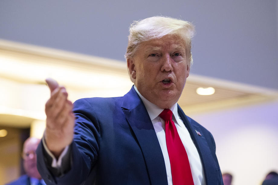 Трамп вели дека ќе распореди агенти на американската Служба за имиграција и царина на аеродромите поради застој во финансирањето