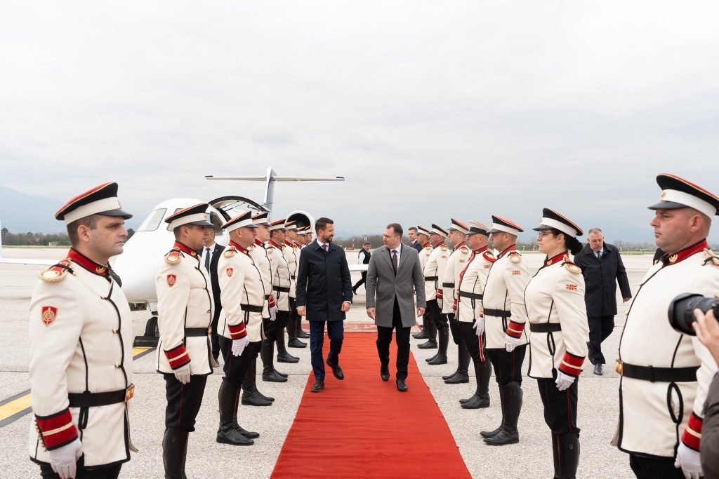 Милатовиќ пристигна во Скопје, го пречека министерот Андоновски